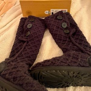 Uggs black. Size 8. Lattice cardy
